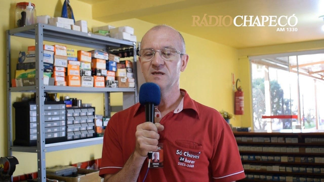 Ernane, do Chaveiro Só Chaves, em entrevista à Rádio Chapecó dentro da loja